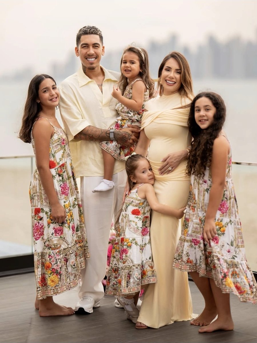 Liverpool legend, Firmino &amp; family ❤️