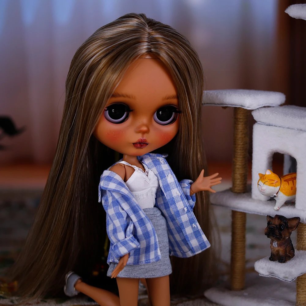 thisisblythecom's tweet photo. Cozy layers for everyday scenes.

This checkered shirt, white cami, and grey skirt outfit gives Neo Blythe dolls an easy, relaxed style.

Shop here
 https://t.co/w7hBmfBWWu https://t.co/jweFV1bvoT