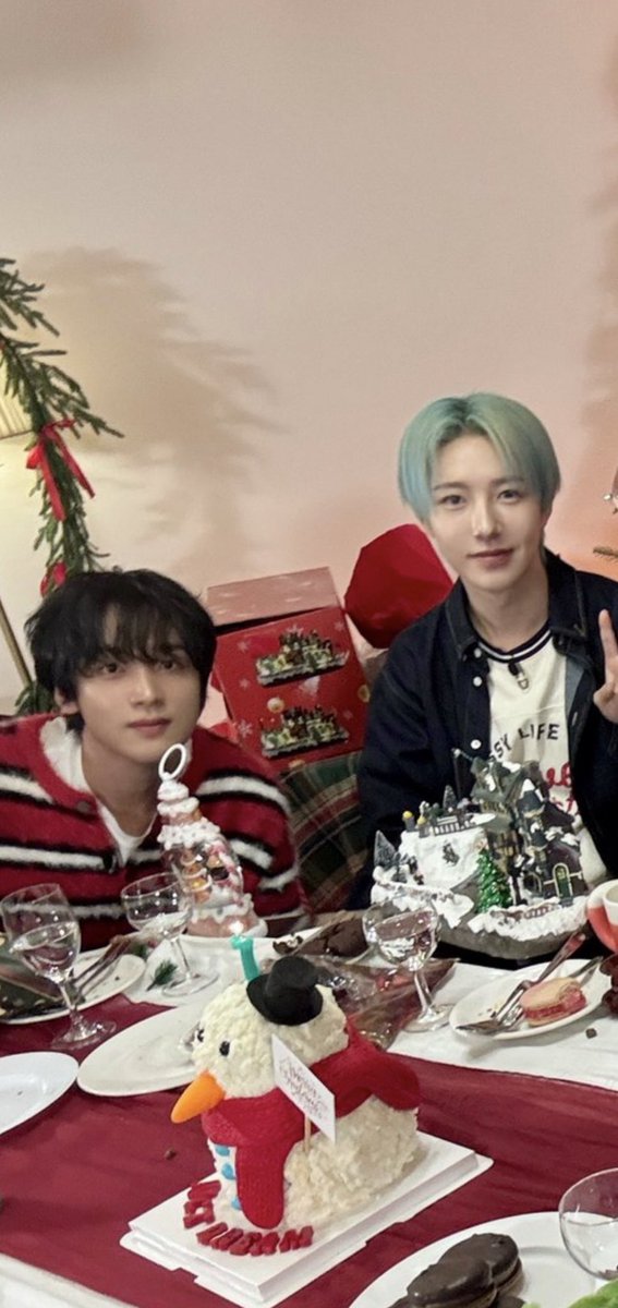 rendongTH's tweet image. อ อ อะไรน่ะ พวกพี่เป็นแฟนกันเหรอคะ