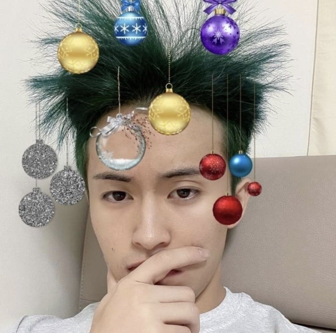 kaidrecruiter's tweet image. no template or anything—just wishing you all a merry christmas! here’s me as your christmas tree. 🎄🎁