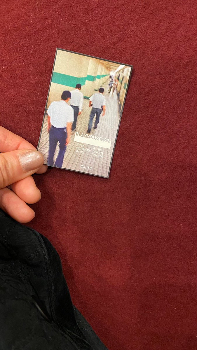 ___na_7's tweet photo. かが屋の単独公演、かが屋に出会った頃にYouTubeで何度も見ていたわたし的名コントの数々を見られて本当にうれしいクリスマスだった🎄
来年は勝ちにいく！とのことだったのでもちろん応援しているけど、2人が楽しく続けてくれることが何よりの願い🤝🏻

#PLAYHOUSE1224 https://t.co/CuNFHjgvYB