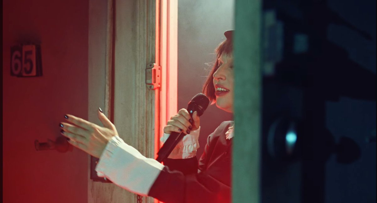 gagatotalmayhem's tweet image. New images of Lady Gaga in ‘Harlequin Live: One Night Only’🎄🛟🎁

Premieres Christmas Eve on YouTube.