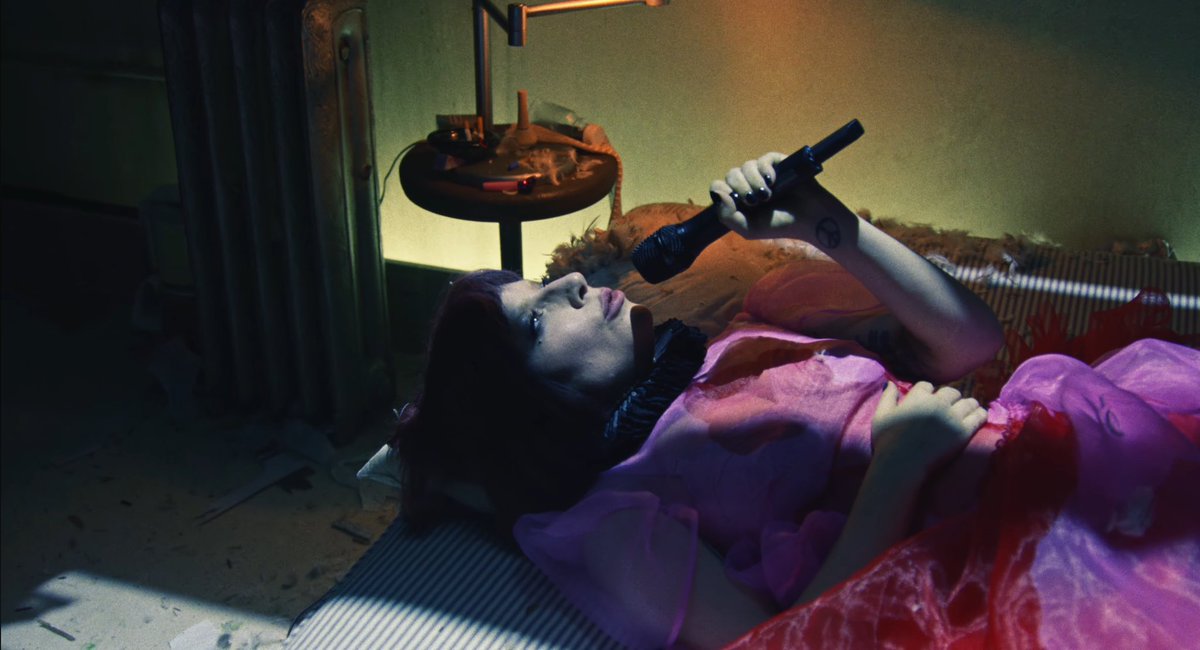 gagatotalmayhem's tweet image. New images of Lady Gaga in ‘Harlequin Live: One Night Only’🎄🛟🎁

Premieres Christmas Eve on YouTube.