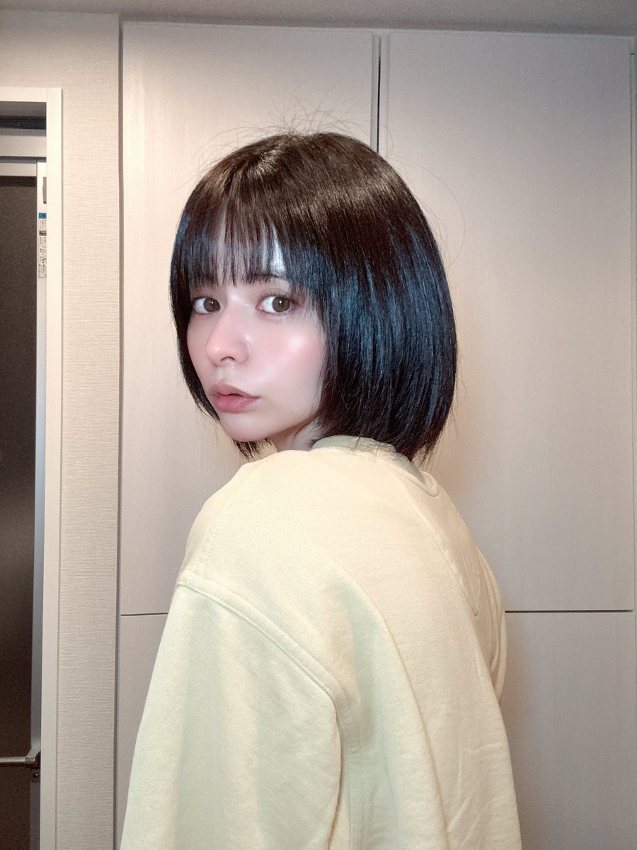 パジャマのような格好で原宿を犬と練り歩き
前髪を切ってトリートメントをして帰ってきました🎅

せっかく綺麗にしてもらったのにお風呂に
入って寝るだけのハッピーホリデーです‼️‼️‼️‼️ https://t.co/Htc9LfVJJs