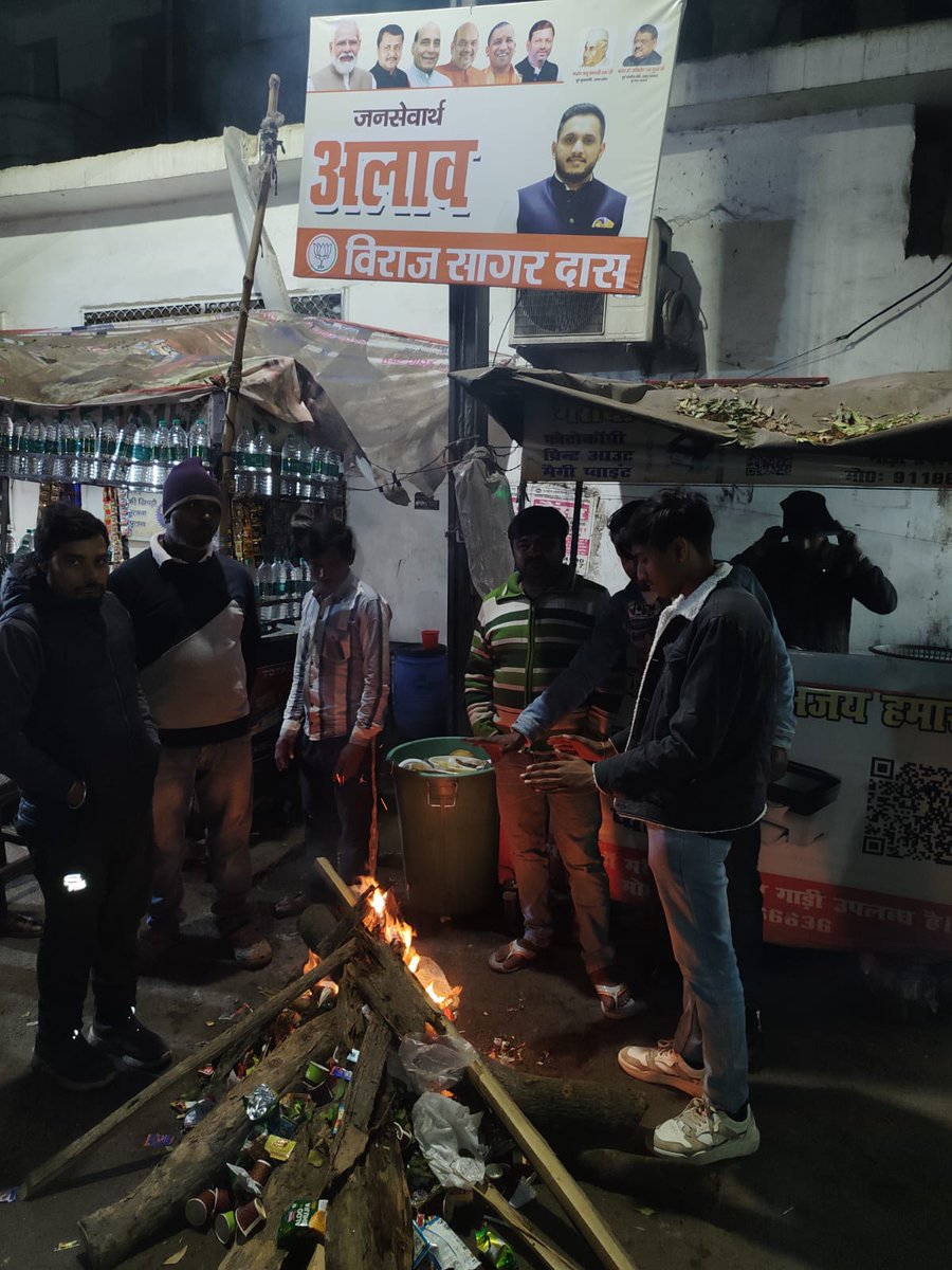 VirajSagarDas1's tweet image. भीषण ठंड को देखते हुए जनहित में लखनऊ शहर के विभिन्न स्थानों पर अलाव की व्यवस्था करवाई।

आश्रयहीन और जरूरतमंदों को राहत मिले, यही इस पहल का उद्देश्य है।

#PublicService #WinterRelief #Bonfire