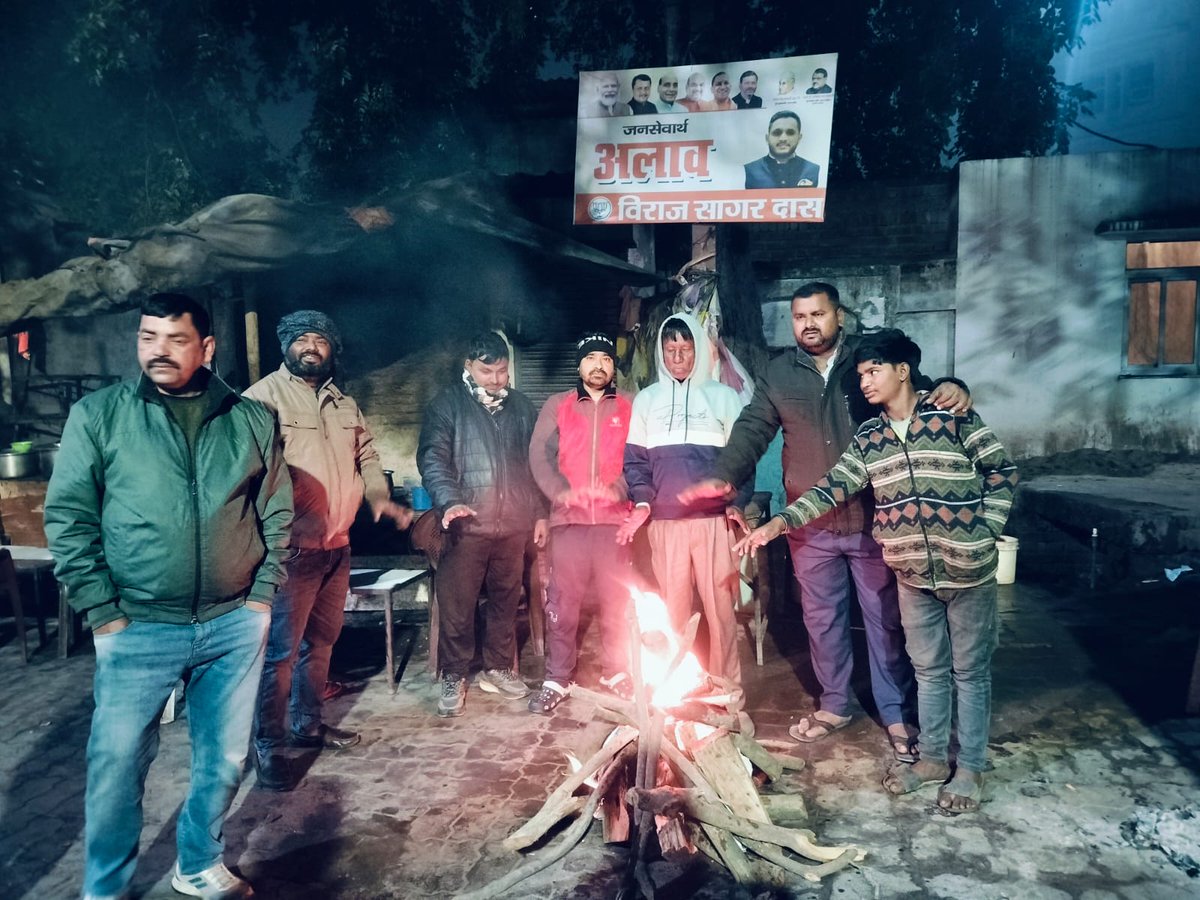 VirajSagarDas1's tweet image. भीषण ठंड को देखते हुए जनहित में लखनऊ शहर के विभिन्न स्थानों पर अलाव की व्यवस्था करवाई।

आश्रयहीन और जरूरतमंदों को राहत मिले, यही इस पहल का उद्देश्य है।

#PublicService #WinterRelief #Bonfire