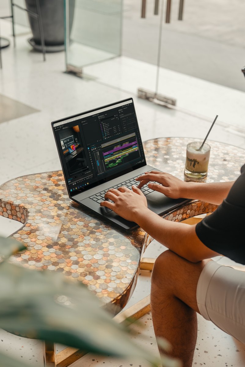 ASUS's tweet photo. Creator--kevin everyday editing setup.
Different spaces, same focus — powered by ProArt P16.
Because great work isn’t about the place, it’s about the flow.
#ASUSS #ProArtP16 #CreatorLaptop #LuminaProOLED #RTX5090 https://t.co/iD5tbYShK7