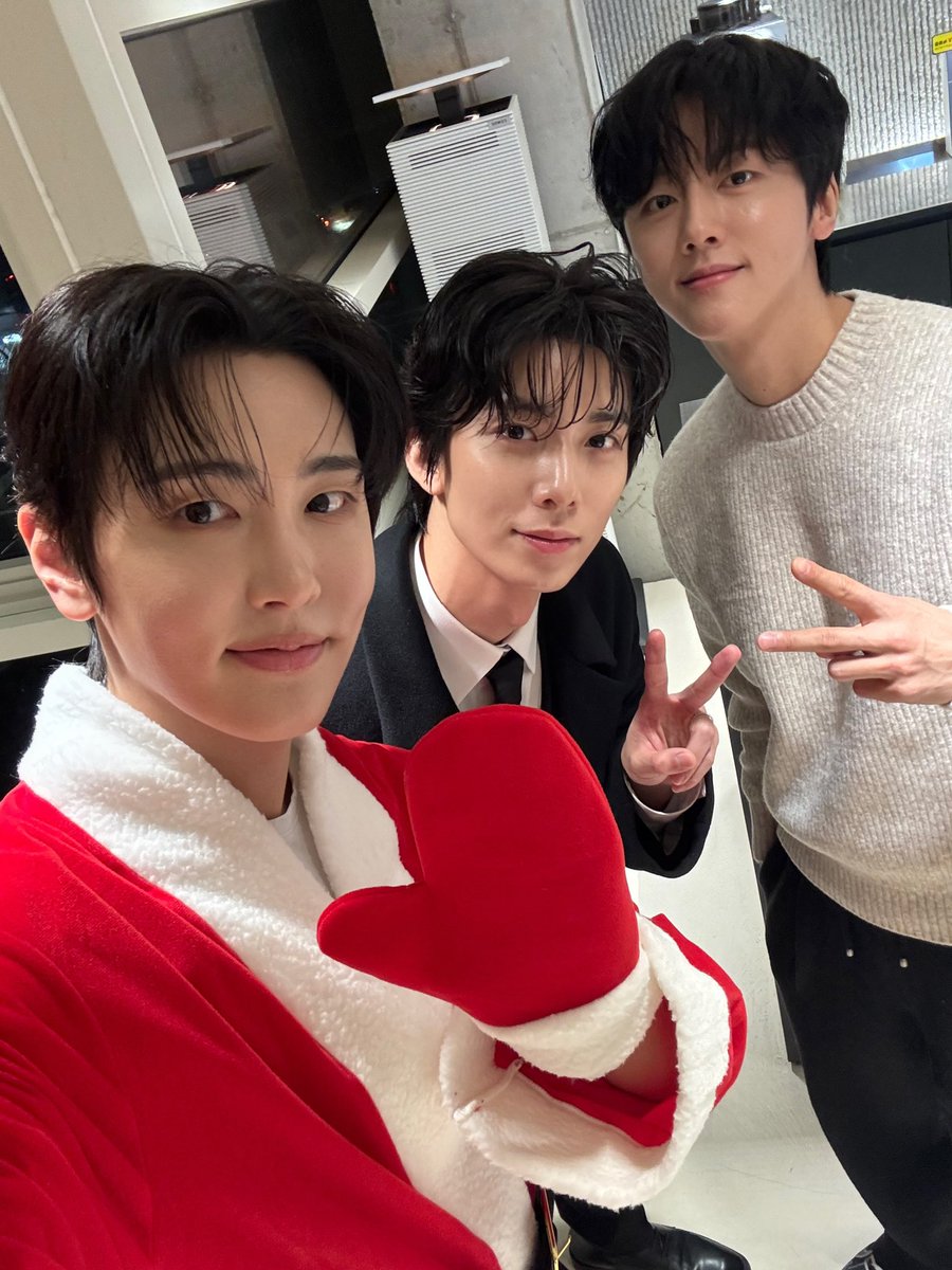 [📸] HAPPY CHRISTMAS EVE🎁

#SF9 #에스에프나인 
#영빈 #YOUNGBIN #재윤 #JAEYOON #휘영 #HWIYOUNG