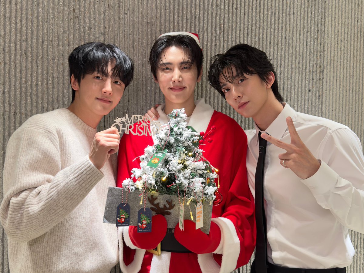 SF9_FANCLUB's tweet image. [📸] HAPPY CHRISTMAS EVE🎁

#SF9 #에스에프나인 
#영빈 #YOUNGBIN #재윤 #JAEYOON #휘영 #HWIYOUNG
