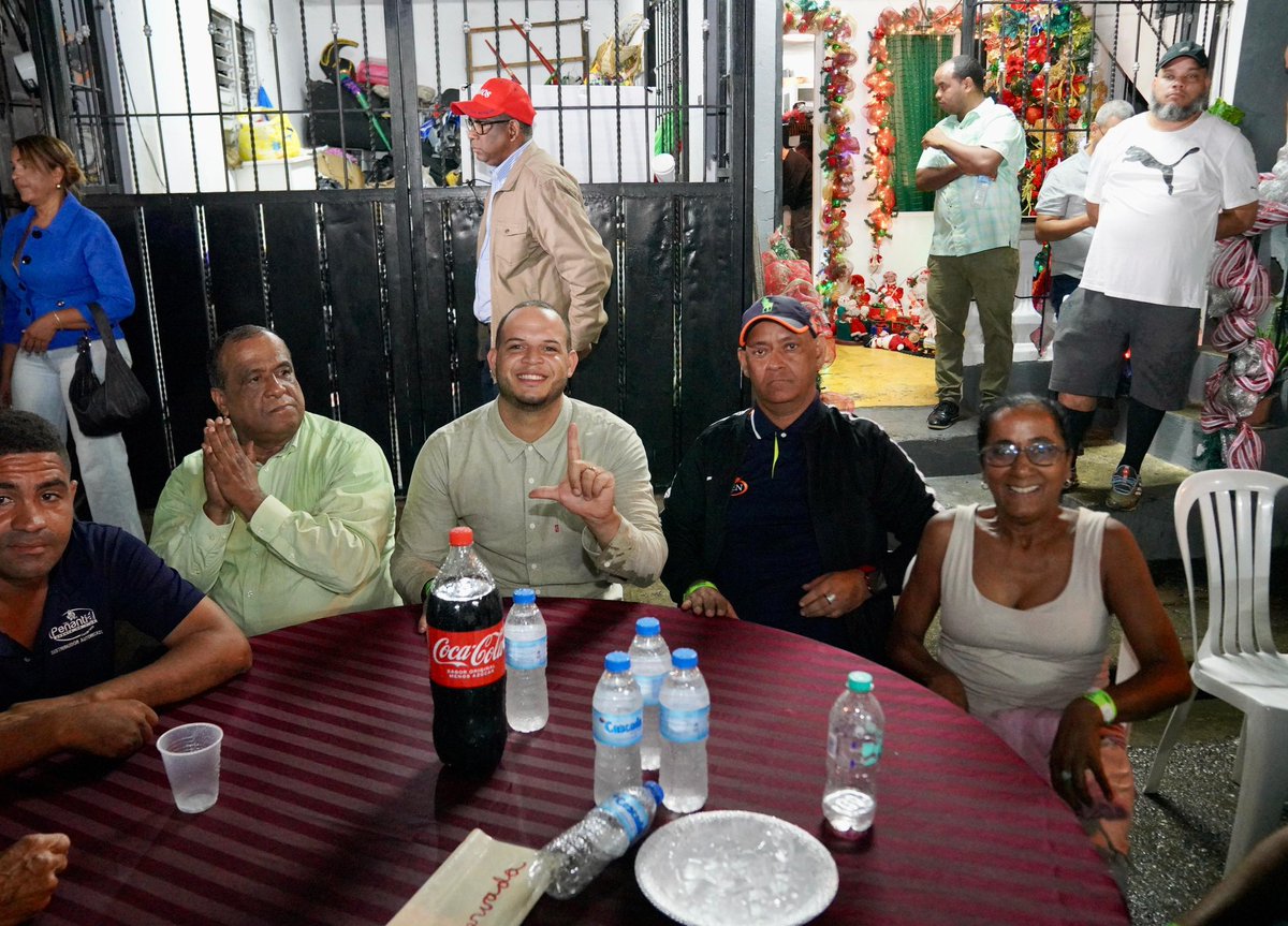 El presidente Dr. <a href="/LeonelFernandez/">Leonel Fernández</a> realiza cena comunitaria en el sector de pueblo nuevo en Santiago 

La tradición de #LeonelFernández de compartir cena navideña con una familia humilde inspira a todo el país.

#LeonelFernández
#FuerzaDelPueblo
#LeonelContigoEnNavidad