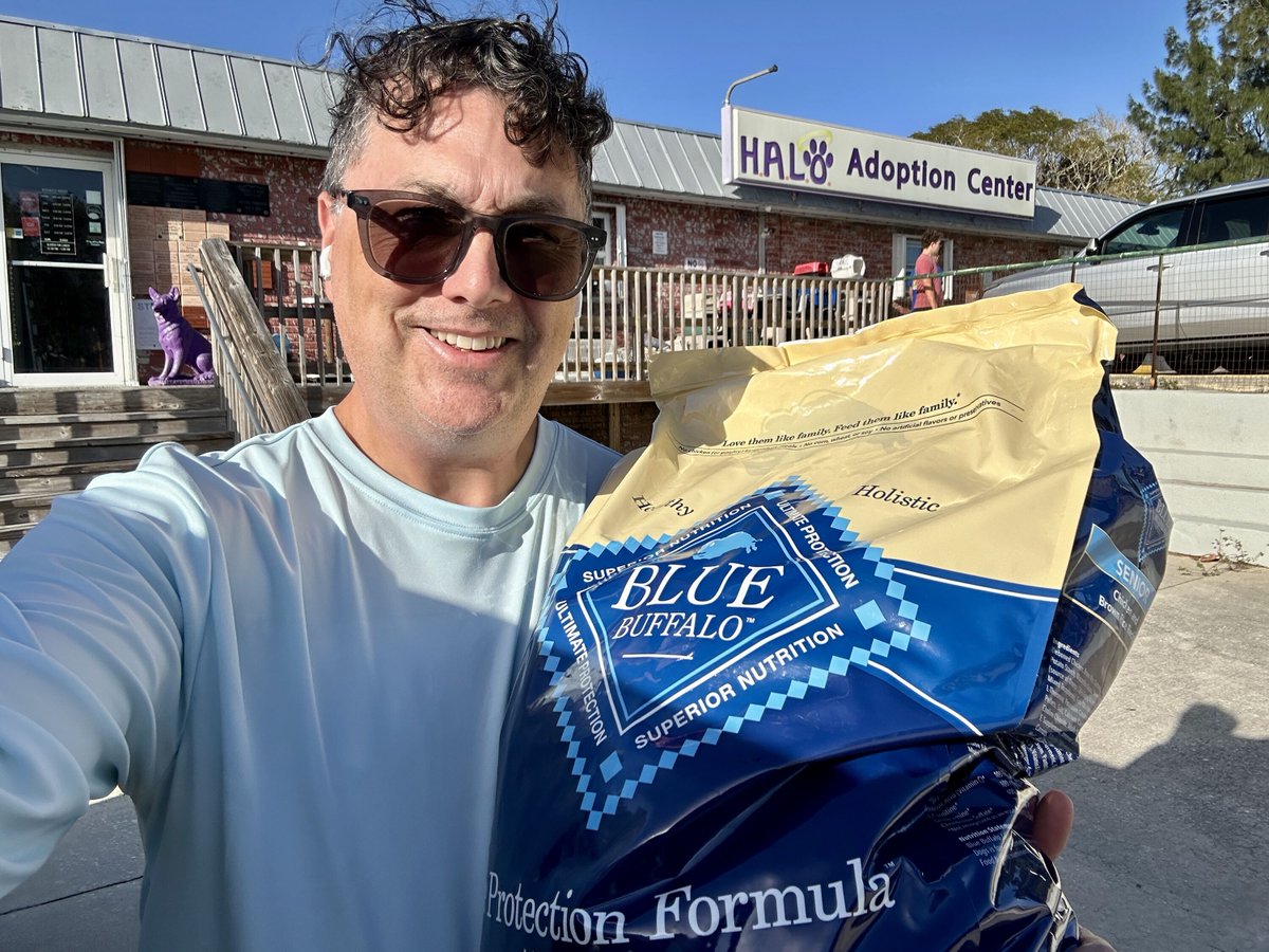 PotcakeNFT's tweet image. Small drop-offs. Big impact. 🐾💙

We were happy to deliver a bag of dog food to HALO No-Kill Rescue Shelter, where every meal helps a dog feel a little more secure, a little more loved, and one step closer to home.

Rescue work isn’t always flashy. Sometimes it’s just showing up…