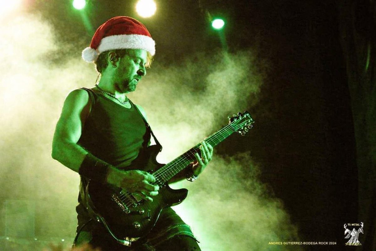 Merry Christmas and Happy Holidays!🎄🎅💫🎸