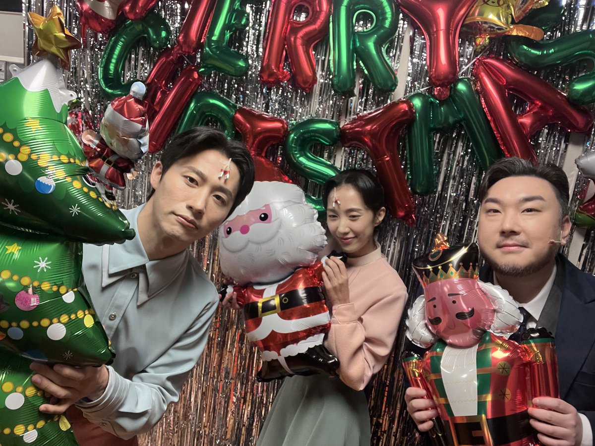 [#어쩌면해피엔딩]

𝑴𝑬𝑹𝑹𝒀 𝑪𝑯𝑹𝑰𝑺𝑻𝑴𝑨𝑺 ✨
행복한 크리스마스 되세요🎄

💚 올리버 𝖮𝖫𝖨𝖵𝖤𝖱 #신성민
🩷 클레어 𝖢𝖫𝖠𝖨𝖱𝖤 #박지연
💙 제임스 𝖩𝖠𝖬𝖤𝖲 #박세훈

🪴
뮤지컬 <어쩌면 해피엔딩>
2025.10.30 - 2026.01.25
두산아트센터 연강홀