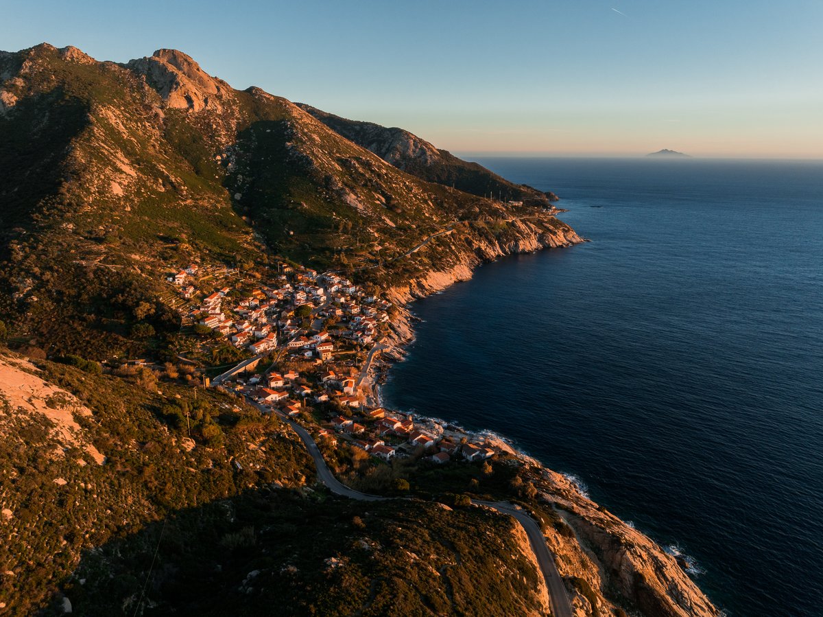 VisitElbaIT's tweet image. Chiessi al tramonto: un borgo sospeso tra montagna e mare 🌄🏘️ Il finale perfetto per una giornata all'Elba. 🧡

📸 Photo by Marco Zeta

#IsolaDElba #Chiessi #CostaOccidentale #Tramonto #Montecristo #BorghiItaliani #DroneView #elbawow