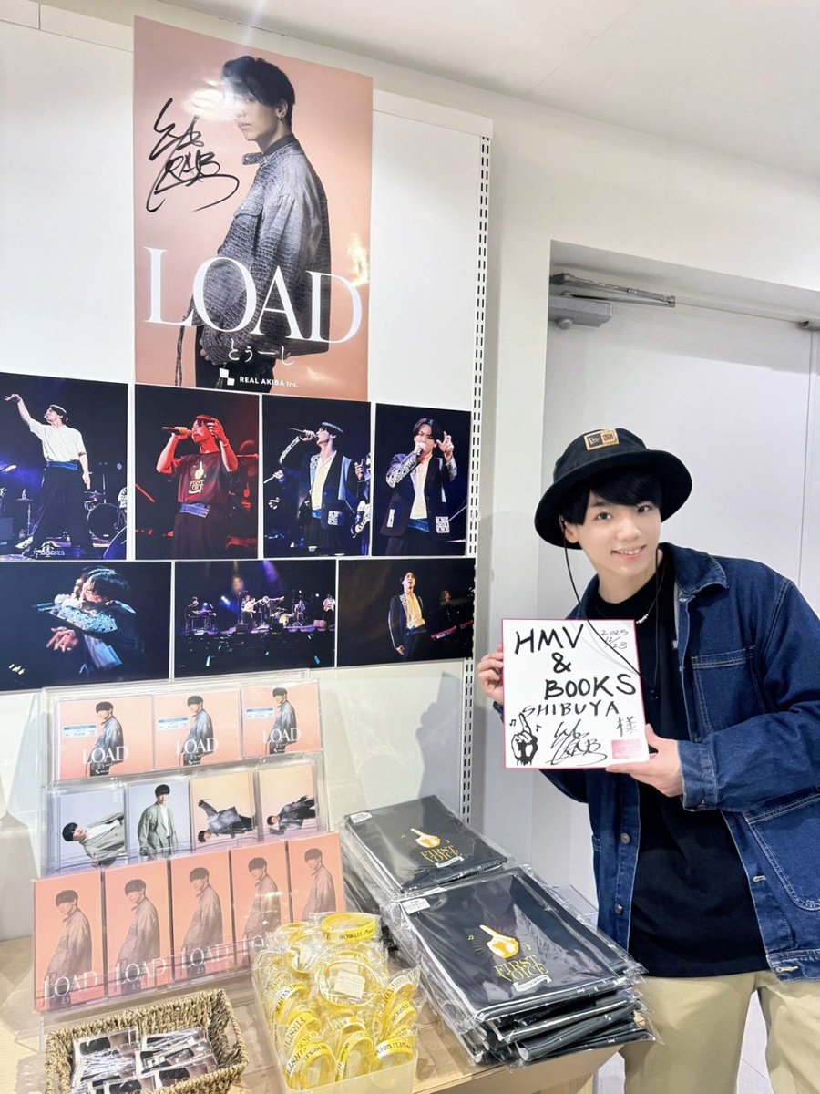 ／
#とぅーし （from REAL AKIBA BOYZ）
1st Single「LOAD」リリース記念
グッズ販売＆写真パネル展示開催中🎉
＼

記念すべき展開にとぅーしさんご本人がご来店いただきました！
パネルやポスターにサインをいただいております🖋️

展示詳細🔽
hmv.co.jp/news/article/2…