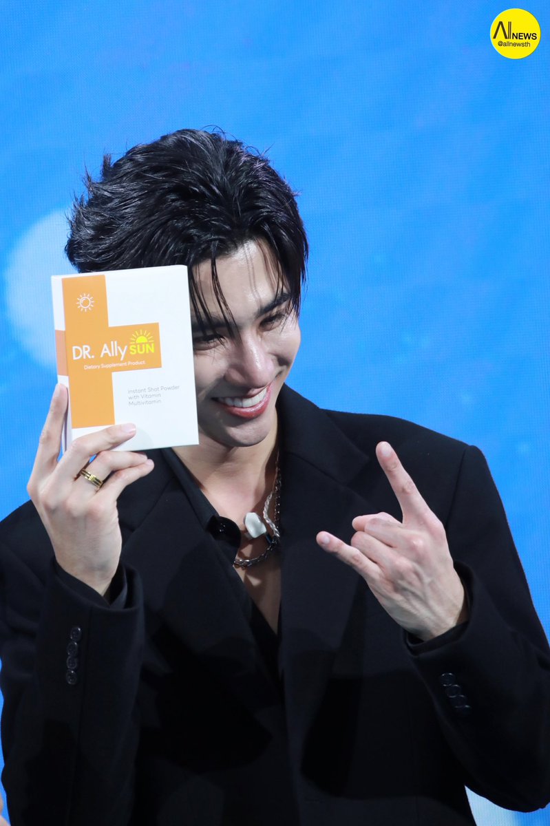 AllNews_th's tweet image. พรีเซนเตอร์ “เพิร์ธ ธนพนธ์ " ถือ product ยังไง! ให้หล่อ และ ชาวร็อค 

PERTH XMAS TOGETHER DRALLY
#DrAllyChristmasEvexPerth
#PerthTanapon 
#DrAlly #DRAllyThailand