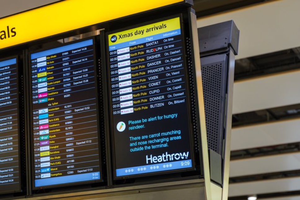 😍 จอแสดงเที่ยวบินที่สนามบิน Heathrow ลอนดอนของอังกฤษวันนี้ ขึ้นเที่ยวบินพิเศษขาเข้า “Xmas day arrivals” สำหรับไฟล์ทของซานตาคลอสที่จะบินมาตระเวนแจกของขวัญคริสต์มาส 

🗺️ โดยขึ้นต้นทางคือ North Pole หรือขั้วโลกเหนือ และเตือนให้ ผดส.ระวังน้องกวางเรนเดียร์ที่หิวอยู่ด้วย

/น่ารัก 🎄🎅