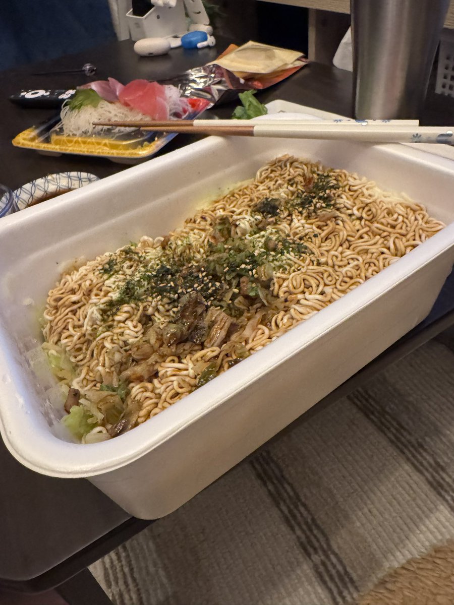 marimo_kado's tweet photo. クリスマスイブの飲み終わりにペヤングギガマックスチャレンジ始まるうちはどうやら平和なようだ
 #ペヤング  #ペヤングギガマックス   #クリスマス https://t.co/pMho7LtjMt