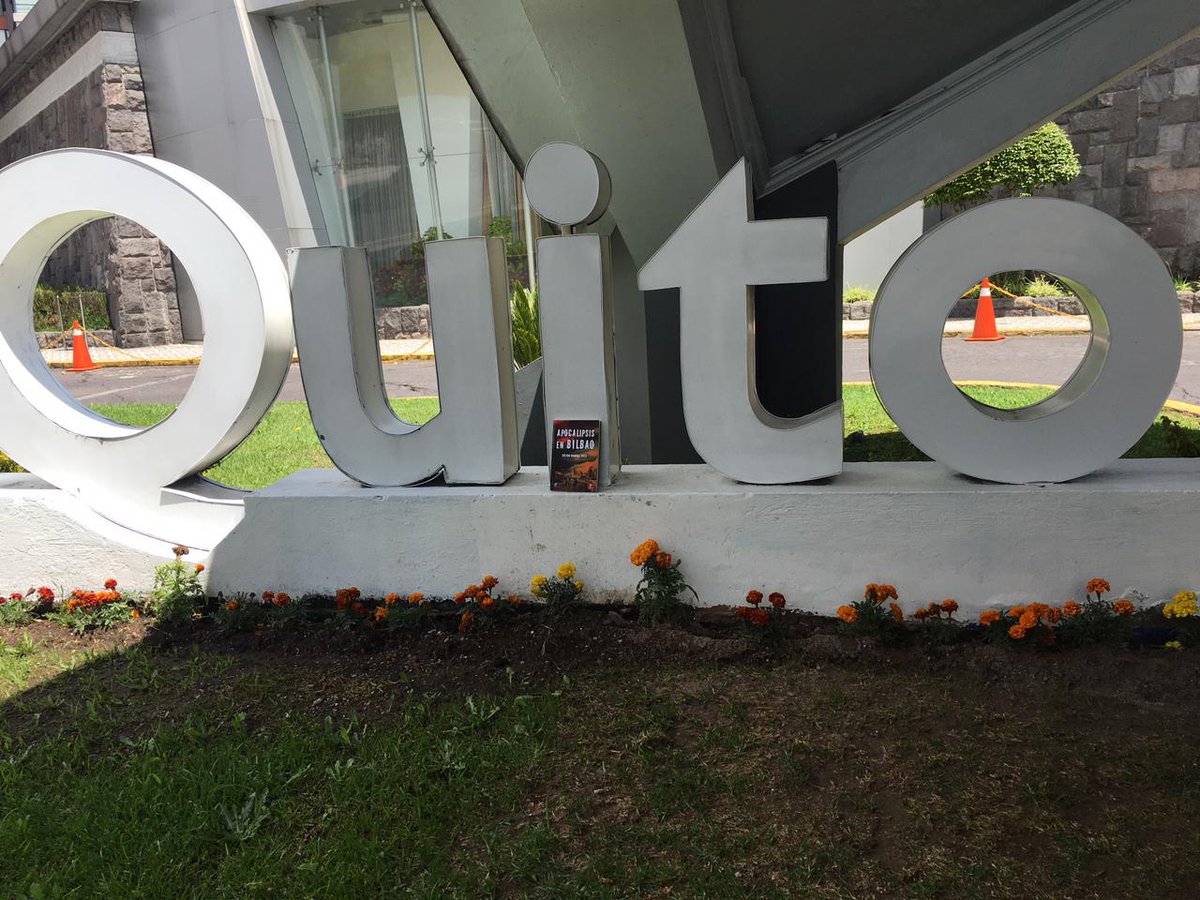 VicGete's tweet image. Desde Quito, Ecuador, me mandan foto de #ApocalipsisenBilbao #zombies #novela #terror #libro ¡Gracias!