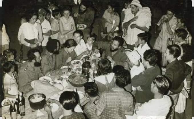 En 1959 #Fidel fue a cenar el 24 de diciembre con los carboneros de la Ciénaga. Una lección para todos los tiempos. #100AñosConFidel