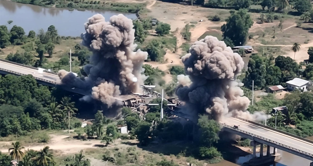 cambodiadaily's tweet photo. ទីបំផុត លោក ដូណាល់ ត្រាំ ចោទ​ថៃ ថា​ជា​អ្នក​បង្ក​សង្គ្រាម​សាជាថ្មី​ទៅ​លើ​កម្ពុជា ទោះបី​មាន​កិច្ចព្រមព្រៀង​សន្តិភាព https://t.co/Vb4DK6YxNm https://t.co/TlrzRMO72j