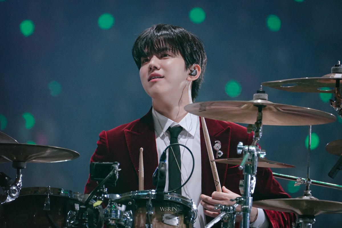 251220 DAY6 SPECIAL CONCERT 
<THE PRESENT>  

올해의 마지막 페이지,
MERRY CHRISTMAS🎄

#데이식스 #DAY6 #성진 #영케이 #원필 #도운