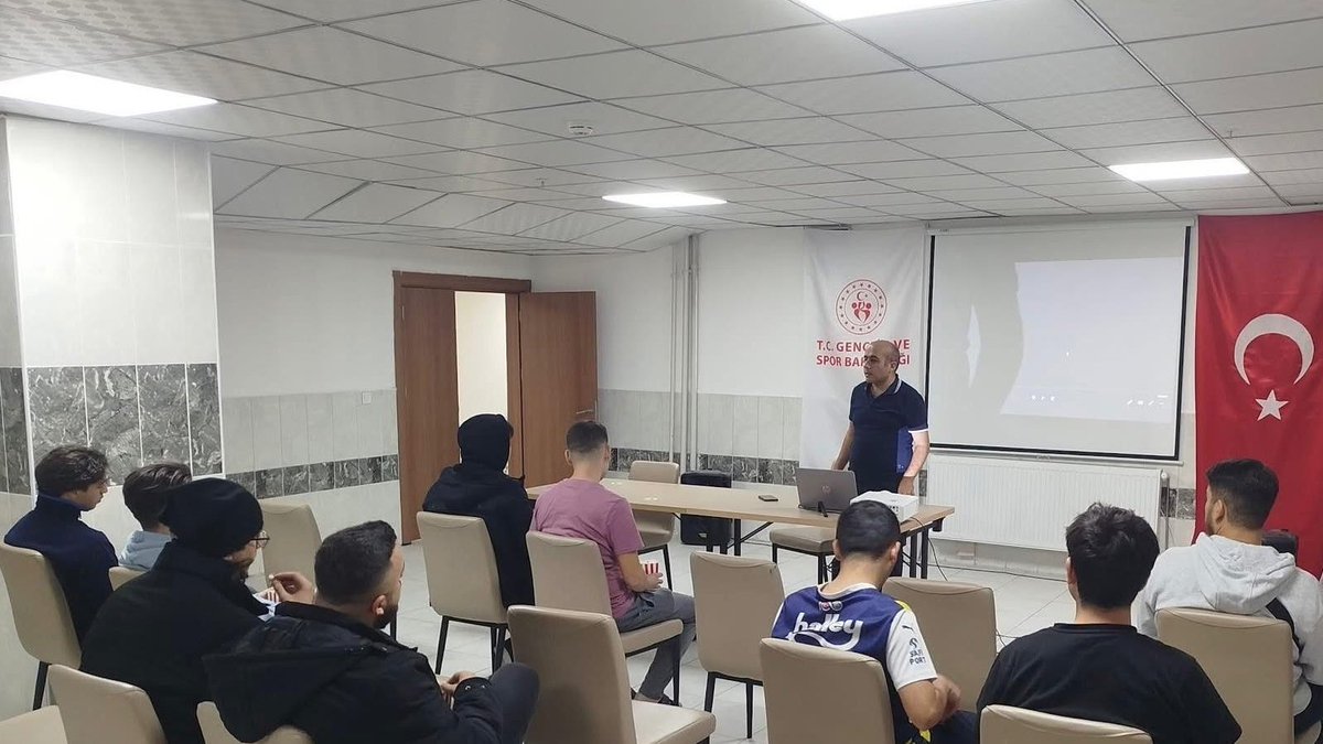 Piri Reis Yurdu’muzda AFAD gönüllüsü Ömer Arı’nın sunumuyla "Afet-Çevre Farkındalığı ve Afet Arama Kurtarma Eğitimi" gerçekleştirildi. 🛡️🌍

Eğitimde afet yönetimi, çevre bilinci ve gönüllülüğün önemi vurgulanarak öğrencilerimizin soruları yanıtlandı. 🤝📢