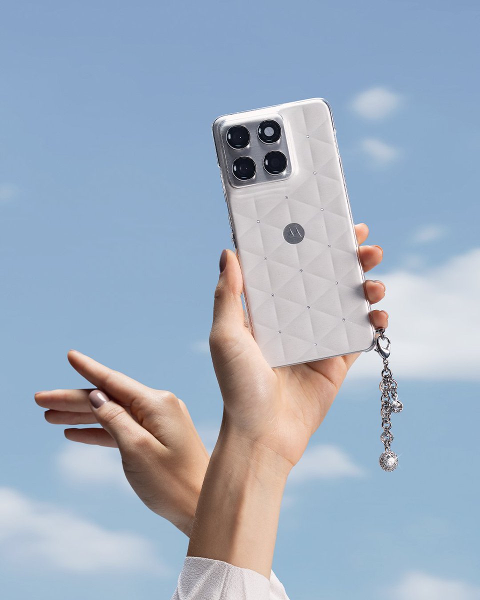 Motorola_Saudi's tweet image. أناقة لامعة 🤝 ابتكار من المستقبل.

موتورولا ايدج ٧٠ باللون الأبيض السحابي لعام ٢٠٢٦ من بانتون، مزين يدويًا بـ ١٤ كريستالة سواروفسكي، ولمسة فاخرة تضفي على الجوال هالة من الهدوء والرقي.

#ColoroftheYear #COY2026 #clouddancer