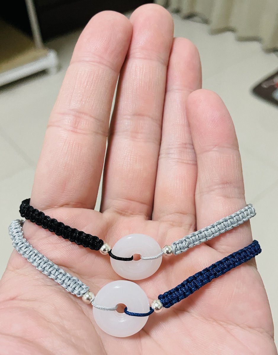 rxz456789123tw's tweet photo. 感謝月月滿滿一箱的禮物🎁
裡面有手工圍巾、手工餅乾、手工手鍊、羊毛氈貓咪，
都是月月親手做的，超讚的✧*｡٩(ˊᗜˋ*)و✧*｡

我一定要特別強調這羊毛氈貓咪
真的可愛、跟商品圖一模一樣
我絕對沒有被威脅

(不停眨眼暗示)              

祝月月聖誕樂@lanningyue  🎄 https://t.co/vDpdneRA0R