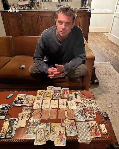 yaradeosun's tweet photo. “tarot é para quem não tem confiança”

jonathan anderson, diretor criativo da DIOR jogando tarot. https://t.co/FCLJD964qz