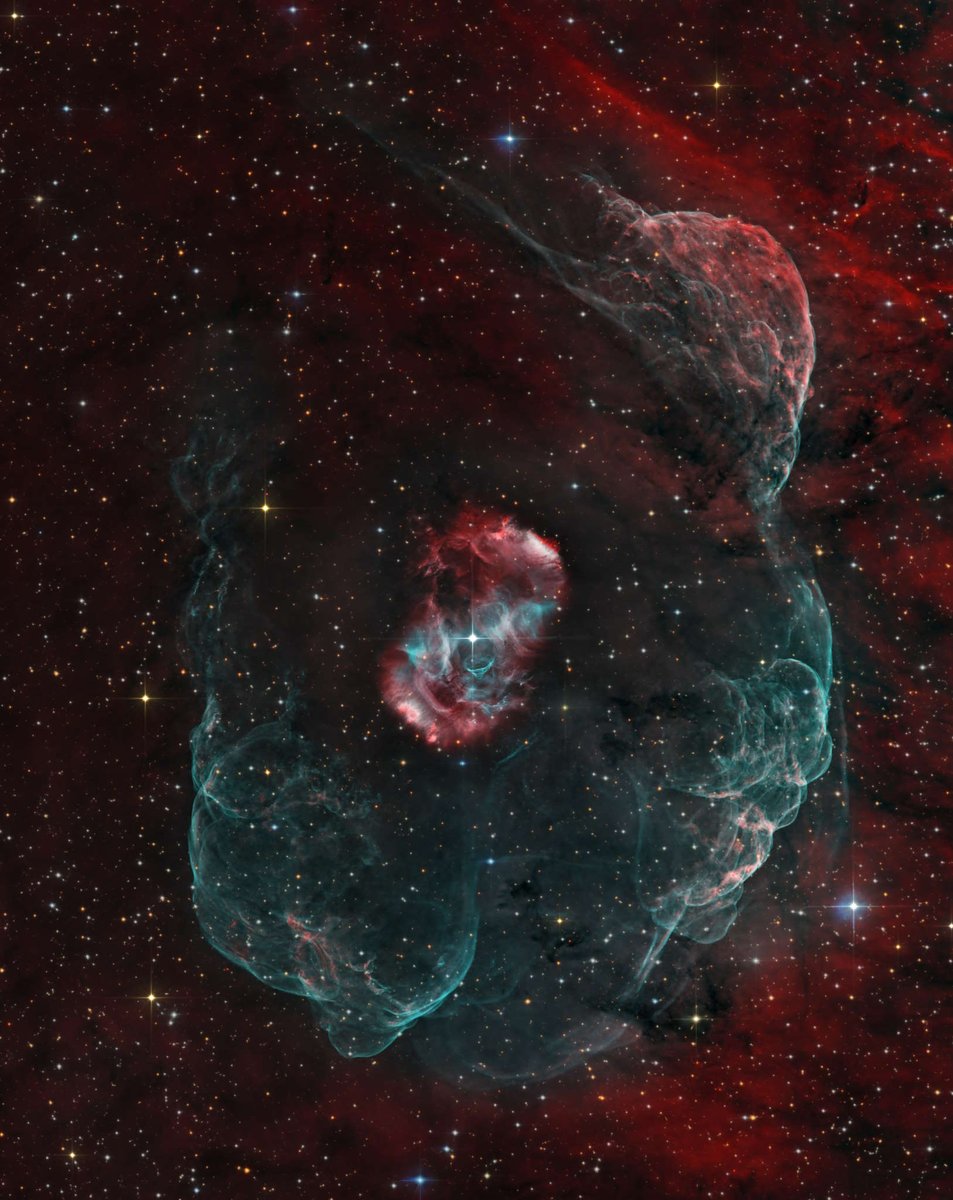 Esta bonita nebulosa es NGC 6164. Es el producto de una estrella mucho más masiva que el Sol (40 veces más), que apenas tiene 3 o 4 millones de años. A pesar de ello, explotará como supernova en otros 3 o 4 millones de años y ya ha expulsado sus capas exteriores al espacio