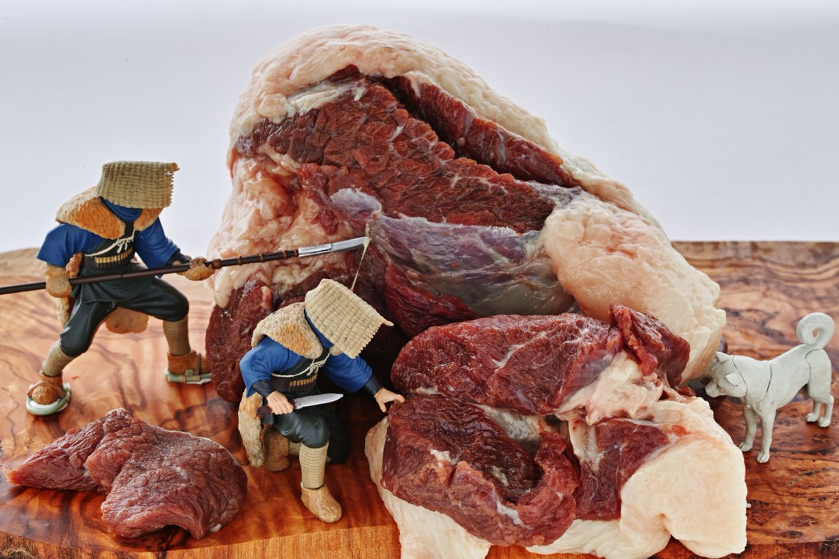 Junsai_Jiro's tweet image. クマ肉を解体するマタギ。
ついに熊を解体！
脂がめちゃくちゃ美味しそう！
料理のために切り分けるマタギ。
#秋田県
#秋田名物マタギ解体