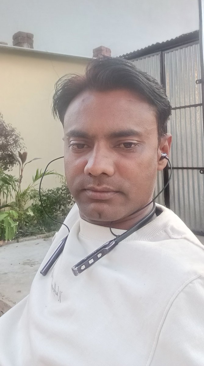 Bsrt_9's tweet photo. “हालात चाहे जितने भी मुश्किल क्यों न हों,
हौसलों के आगे हर दीवार झुकती ज़रूर है।
जो खुद पर यक़ीन रखना सीख लेता है,
उसकी जीत एक दिन सबको दिखती ज़रूर है।” https://t.co/4Lx9EExjgx