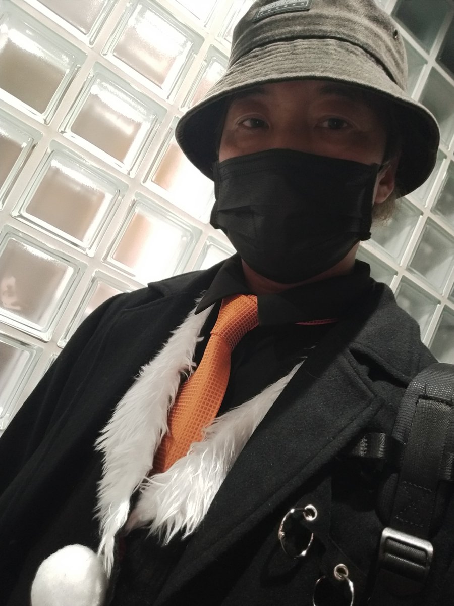 ちょっとミズっぽいか？😸 オレンジのネクタイ見付けたのは天才だと