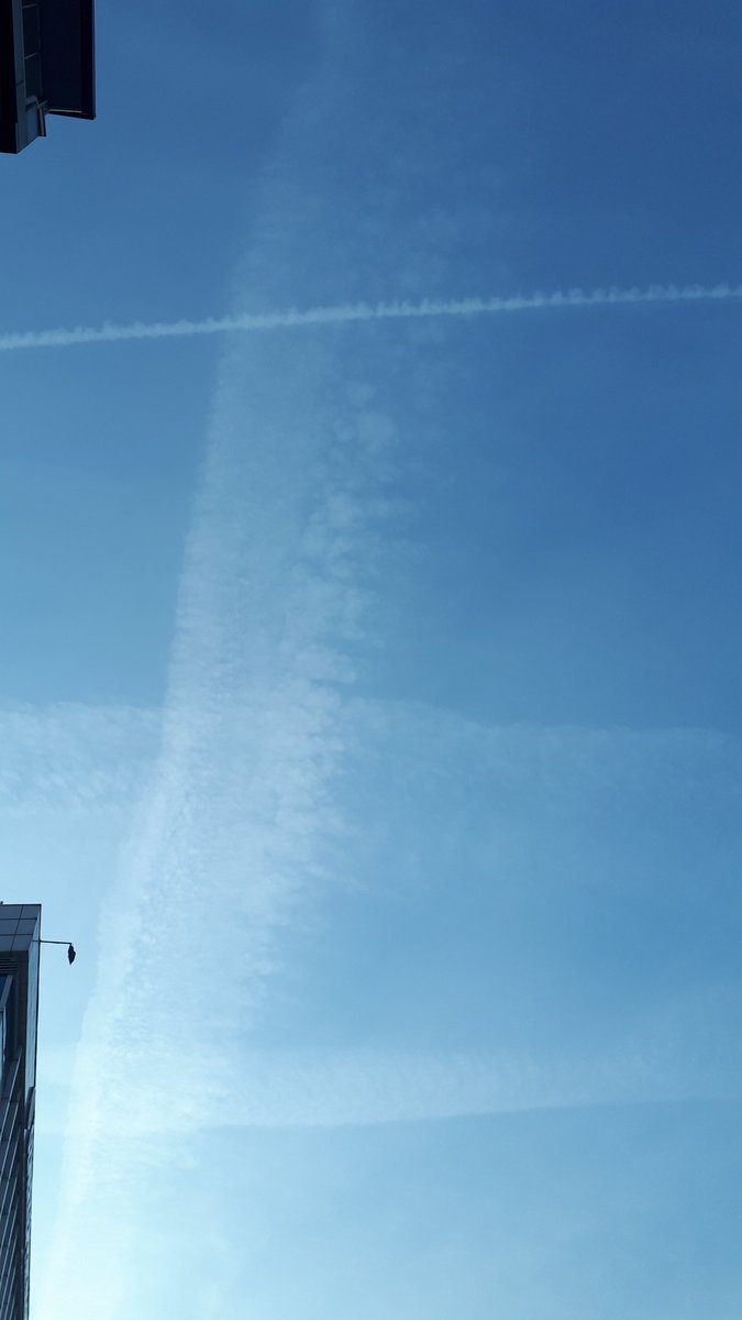 Efesane's tweet photo. @mehemmed19 Bugün dört yandan UŞAK ı zehirliyorlar
#chemtrails https://t.co/g5PZxqZCPC