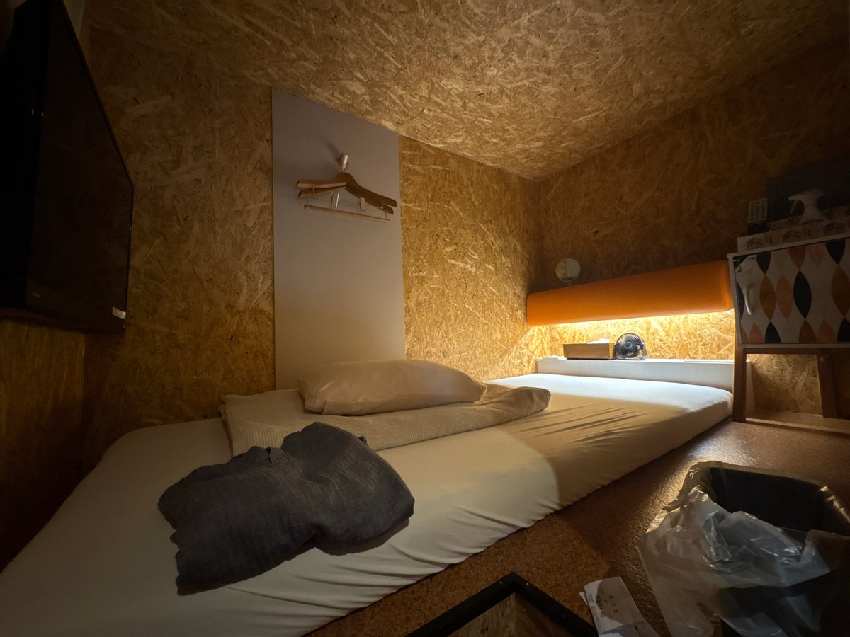 ファミチキとカプセルホテルで過ごすクリスマスイブとか人生初なんだけどやばない？？
これより悲惨なクリスマスの人おる？？？