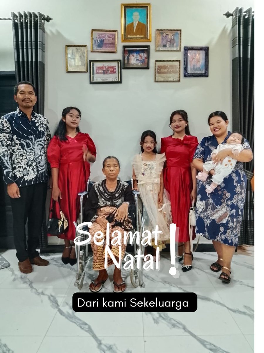 Kami sekeluarga mengucapkan:
Selamat Natal 25 Desember 2025