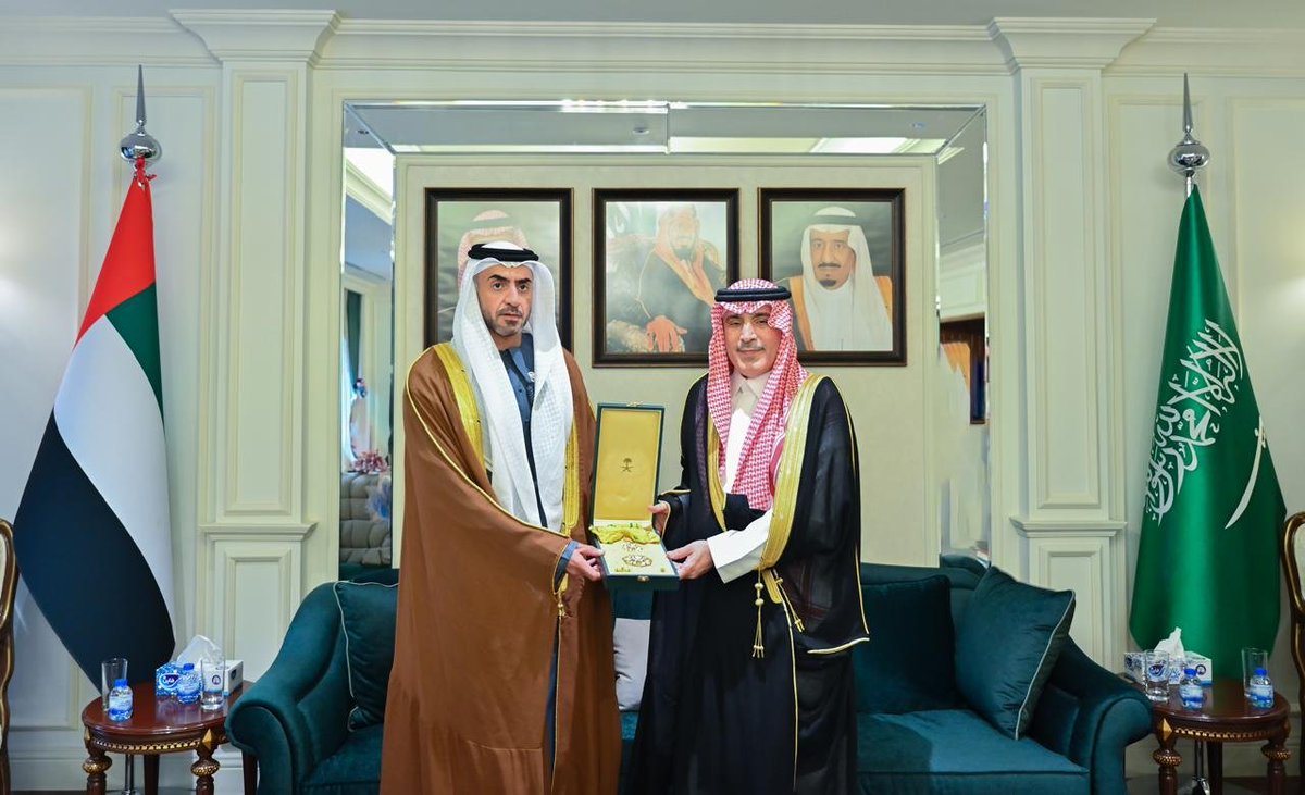 إنفاذًا لأمر #خادم_الحرمين_الشريفين.. 
سفير المملكة لدى الإمارات يُقلّد الشيخ نهيان بن سيف آل نهيان وشاح الملك عبدالعزيز من الطبقة الثانية؛ نظير ما قام به من جهود في تطوير وتعزيز العلاقات الأخوية والتاريخية الراسخة بين البلدين الشقيقين خلال فترة عمله في المملكة.