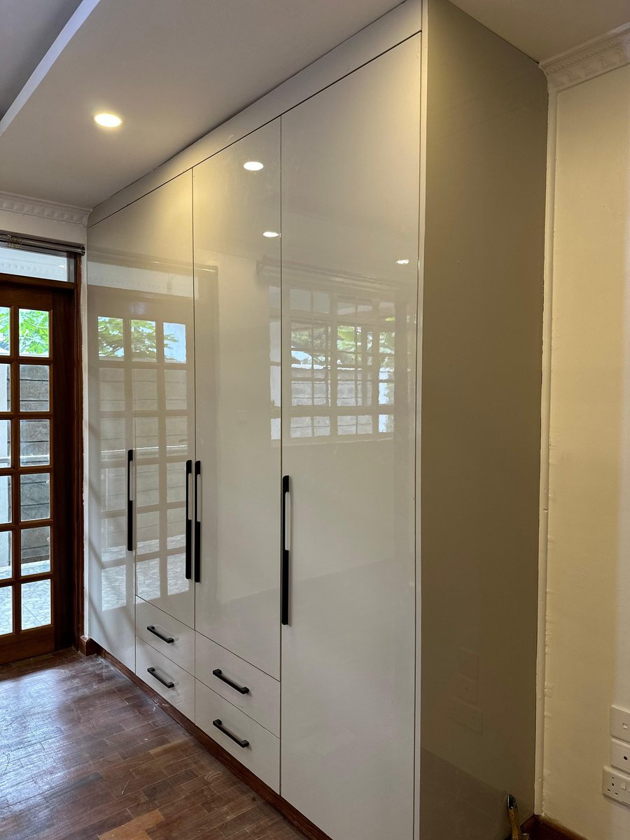 My man designs and installs such kitchen and wardrobe units. Here is his latest project.🤌🏽