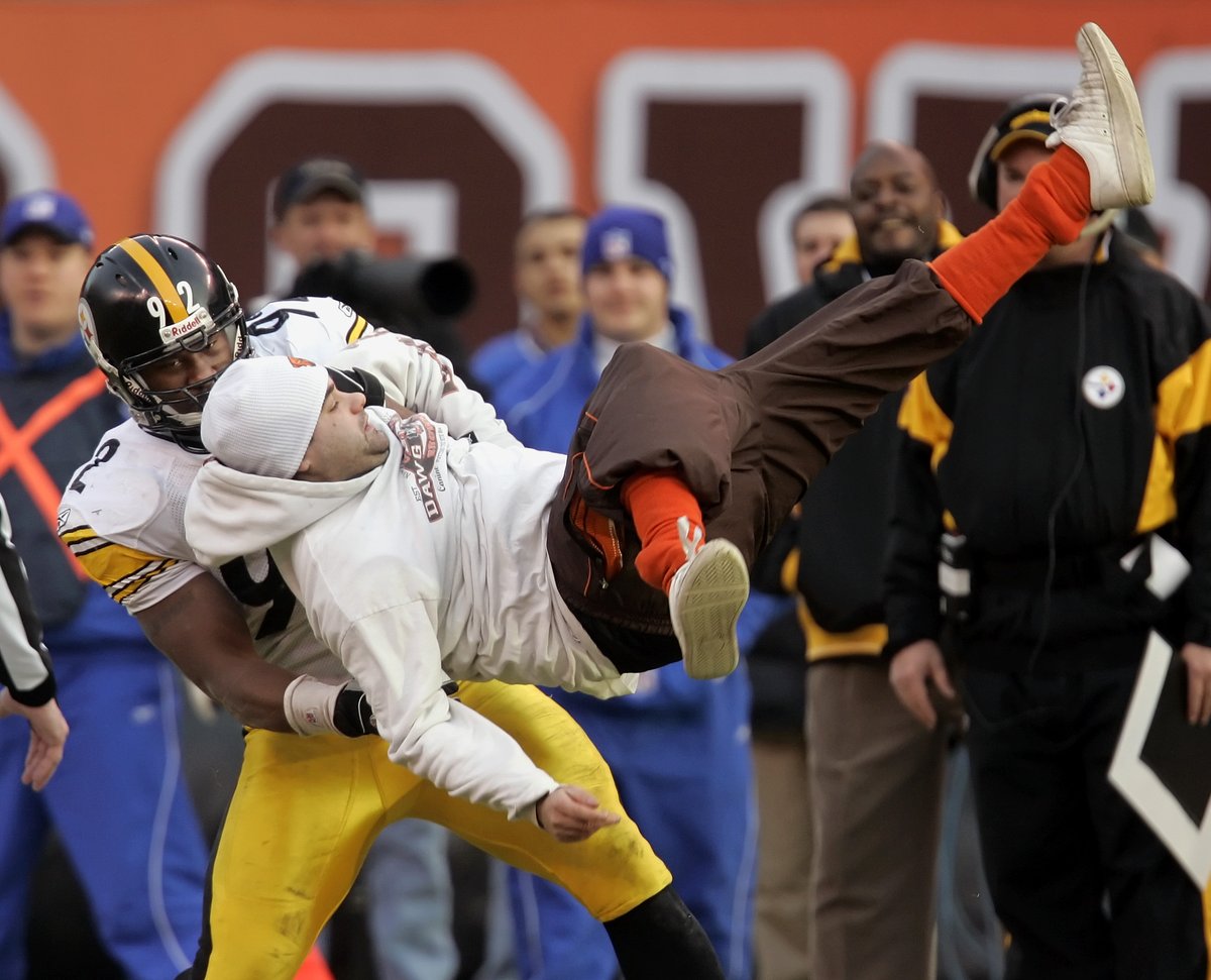 _NoahHiles's tweet image. "You slammed some sense into me.”

20 years ago, James Harrison famously suplexed Nathan Mallett, a drunk Browns fan who rushed the field. That mistake changed Mallett's entire life, something he discussed with Harrison last week over dinner.

My story: post-gazette.com/sports/steeler…