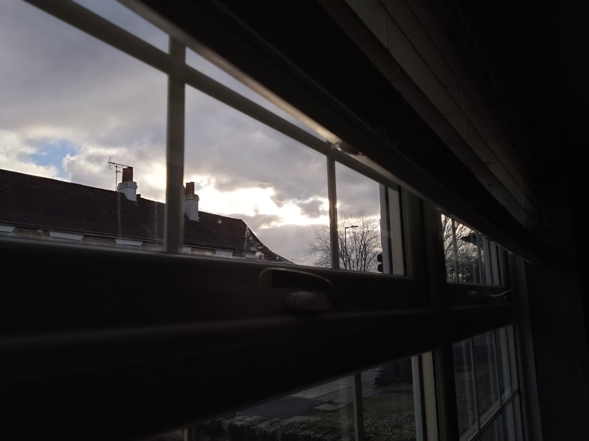 Getting <a href="/bbcdoctorwho/">Doctor Who</a>  vibes from the sky. Are the time lords coming?