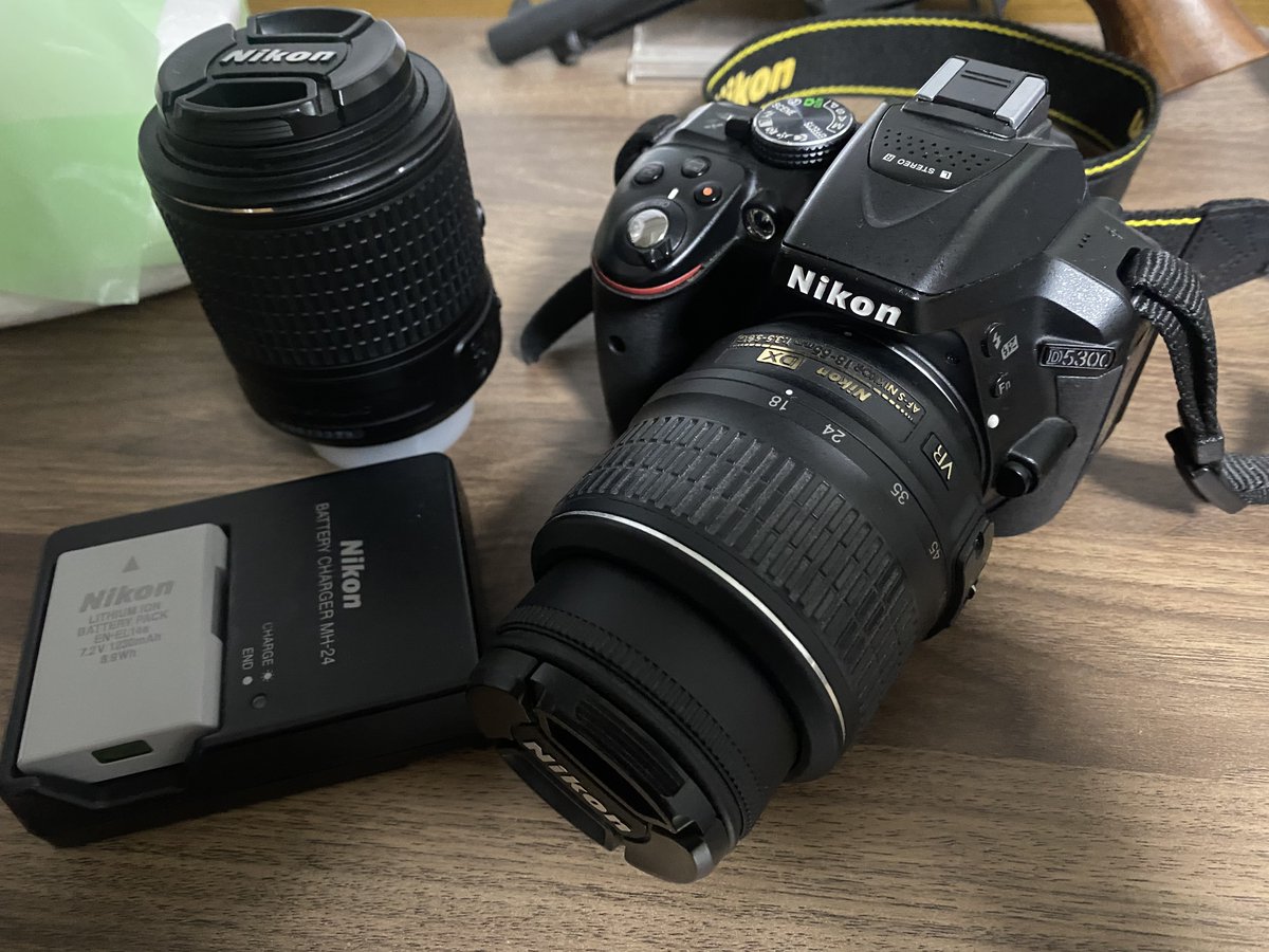 売ります Nikon D5300 ダブルレンズキット 金額:3万円 2016年購入で