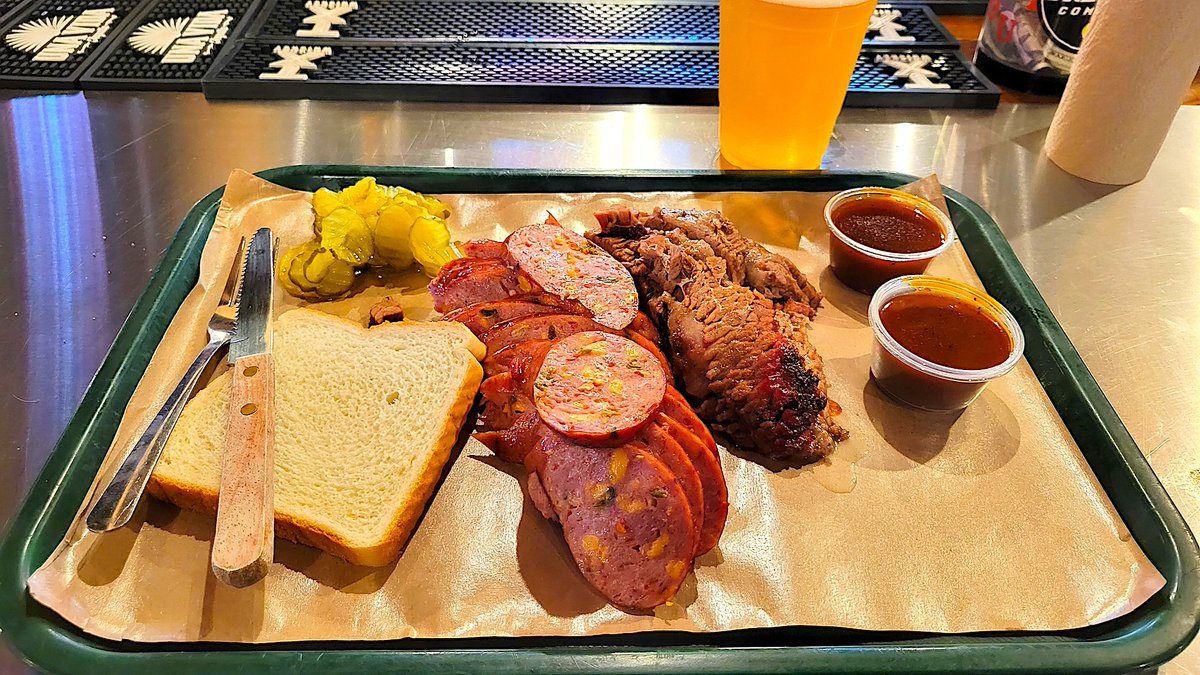 RoadTips's tweet image. This Dallas/Fort Worth-area barbecue joint came highly recommended by a friend. The back story of how the owners overcame obstacles and eventually expanding to five locations is almost as good as the barbecue I had - Hard Eight BBQ in Coppell, TX
roadtips.blog/2025/12/24/har…