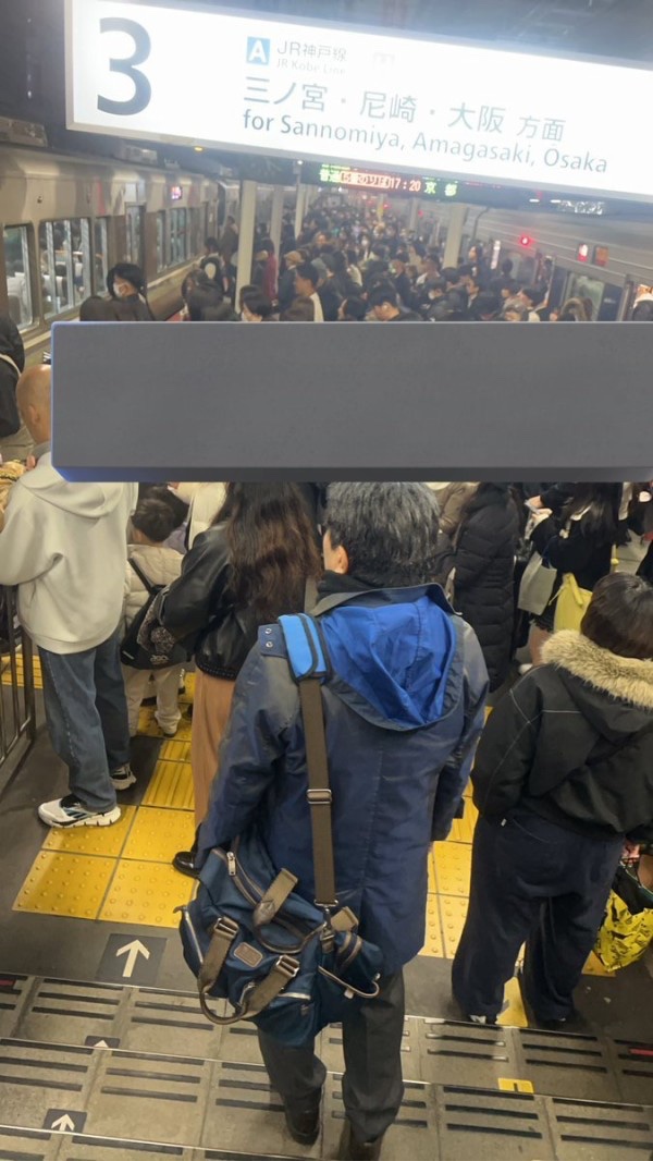 Gt8VUlzRG7buafO's tweet photo. 【現場の状況】『クリスマスイブに人身事故で乗客激怒ケーキ間に合わない』#JR京都線 摂津富田駅〜JR総持寺駅で人身事故 #琵琶湖線 #JR神戸線 など遅延12月24日 #京都線 #ク��スマス : ニュース速報あれこれ総合 https://t.co/eDp4mFIClL 運転再開 復旧時間 当該車両 帰宅ラッシュ混雑予定遅刻 https://t.co/Da7SEuMuWH