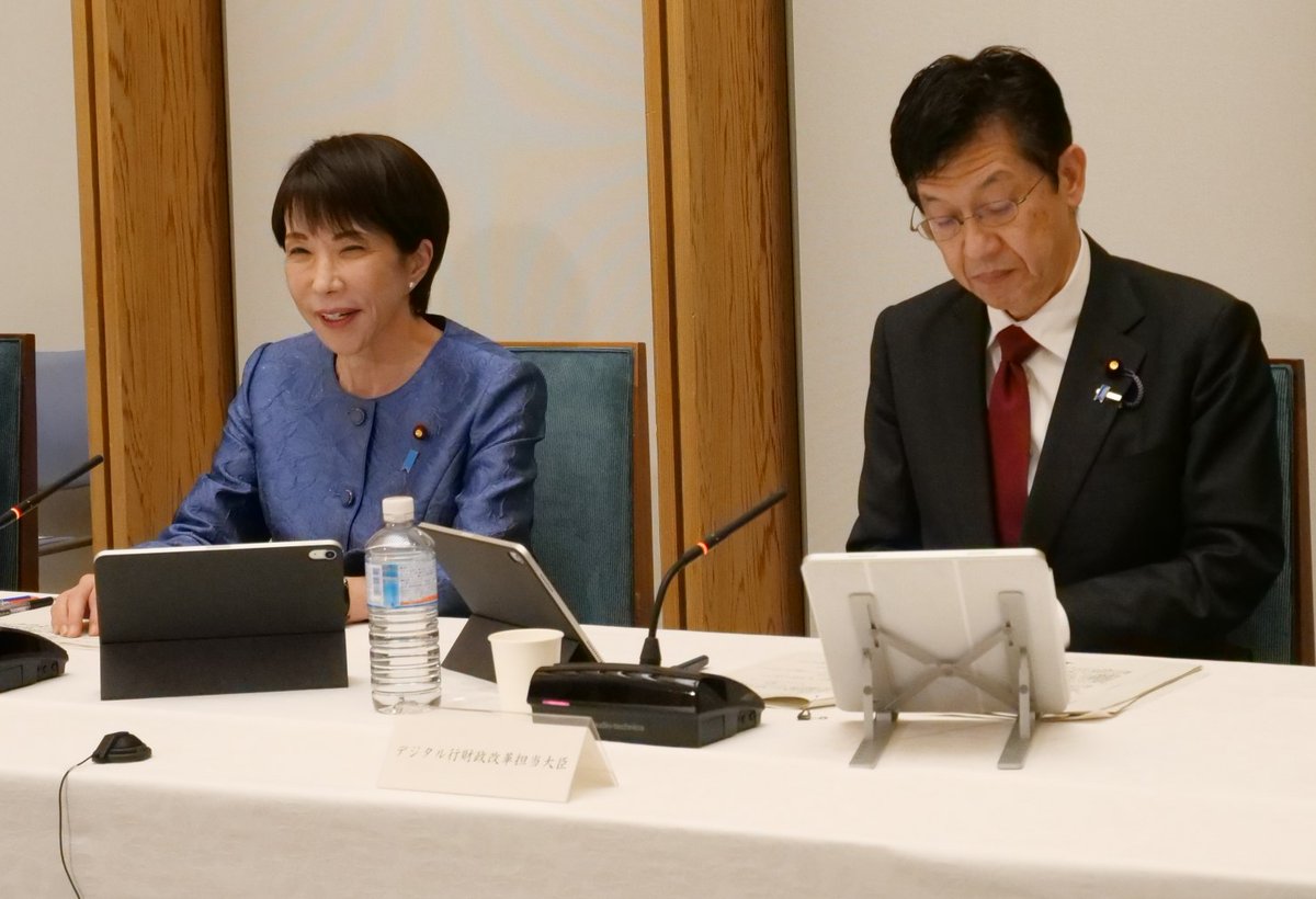 本日、#デジタル行財政改革会議（第１２回）を開催し、今後の取組方針を議論しました。公共サービス等の強靭化、現役世代の活躍を支える働く環境整備や、ＡＩ活用にも資する円滑なデータ連携を促進するための保護と利活用のバランスを考慮した制度整備等を含め、デジタル行財政改革を着実に進めます。