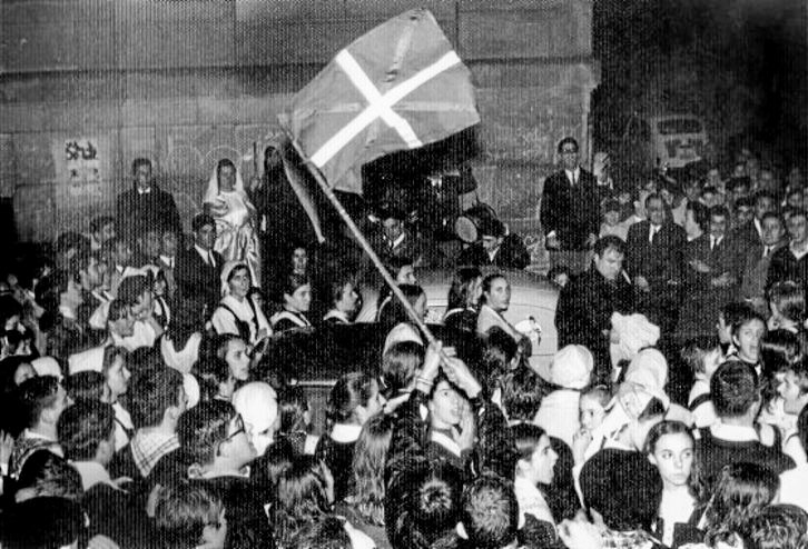 La bandera prohibida fue exhibida durante las celebraciones del Olentzero en San Sebastián.

El 24 de diciembre de 1967, la bandera prohibida fue desplegada durante las celebraciones del Olentzero en San Sebastián. Como es costumbre en Navidad, un grupo de jóvenes cantaba