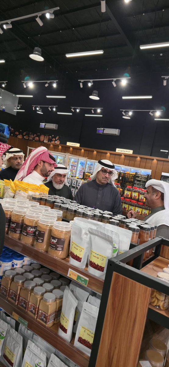 alrowia's tweet photo. تشرفت جمعية الرؤية التعاونية للتسويق الزراعي بزيارة وفد غرفة #الأحساء لفرعها الجديد بمحافظة الأحساء، حيث اطلع الوفد على مرافق الفرع والمنتجات والخدمات التسويقية المقدمة، ودور المركز التسويقي للجمعية في دعم المزارعين والأسر المنتجة من خلال عرض وتسويق منتجاتهم، بما يسهم في تعزيز التنمية الزراعية وتمكين المنتج المحلي. 
@ahsachamber