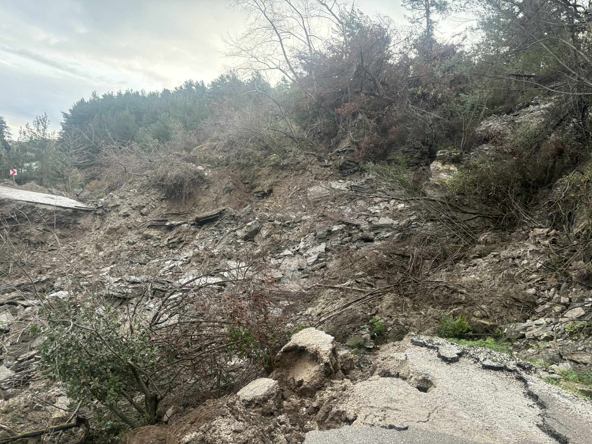Kastamonu'nun Karadeniz sahilindeki İnebolu-Cide kara yolunun Günebakan köyü mevkisinde heyelan meydana geldi.

📸 İnebolu Gazetesi
