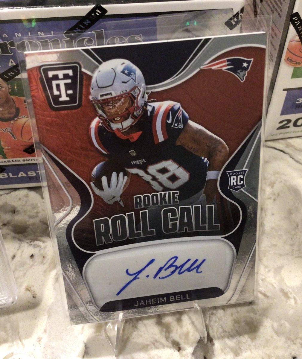 du47222292's tweet image. Next Giveaway: Jaheim Bell Rookie Auto
#Contest #Giveaway #Patriots 
Repost + Like to enter
Comment if you think this is the Pats year. Maybe it wasn’t Brady….  🤔