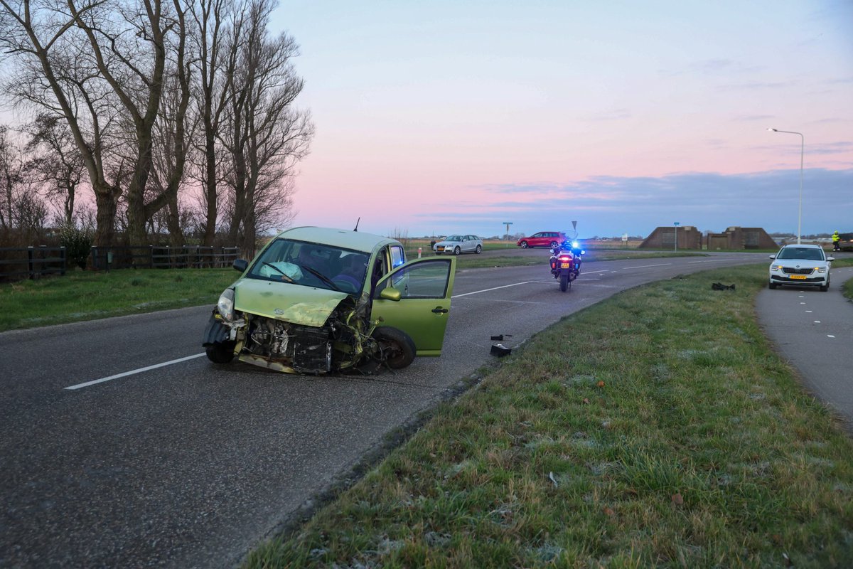 Twee voertuigen zwaar beschadigd na aanrijding